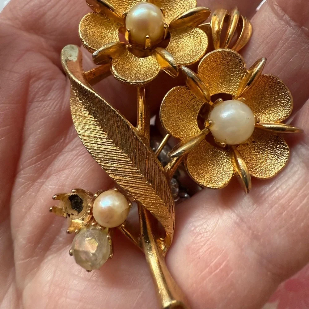 Vintage Lisner Gold Tone Floral and Pearl Brooch